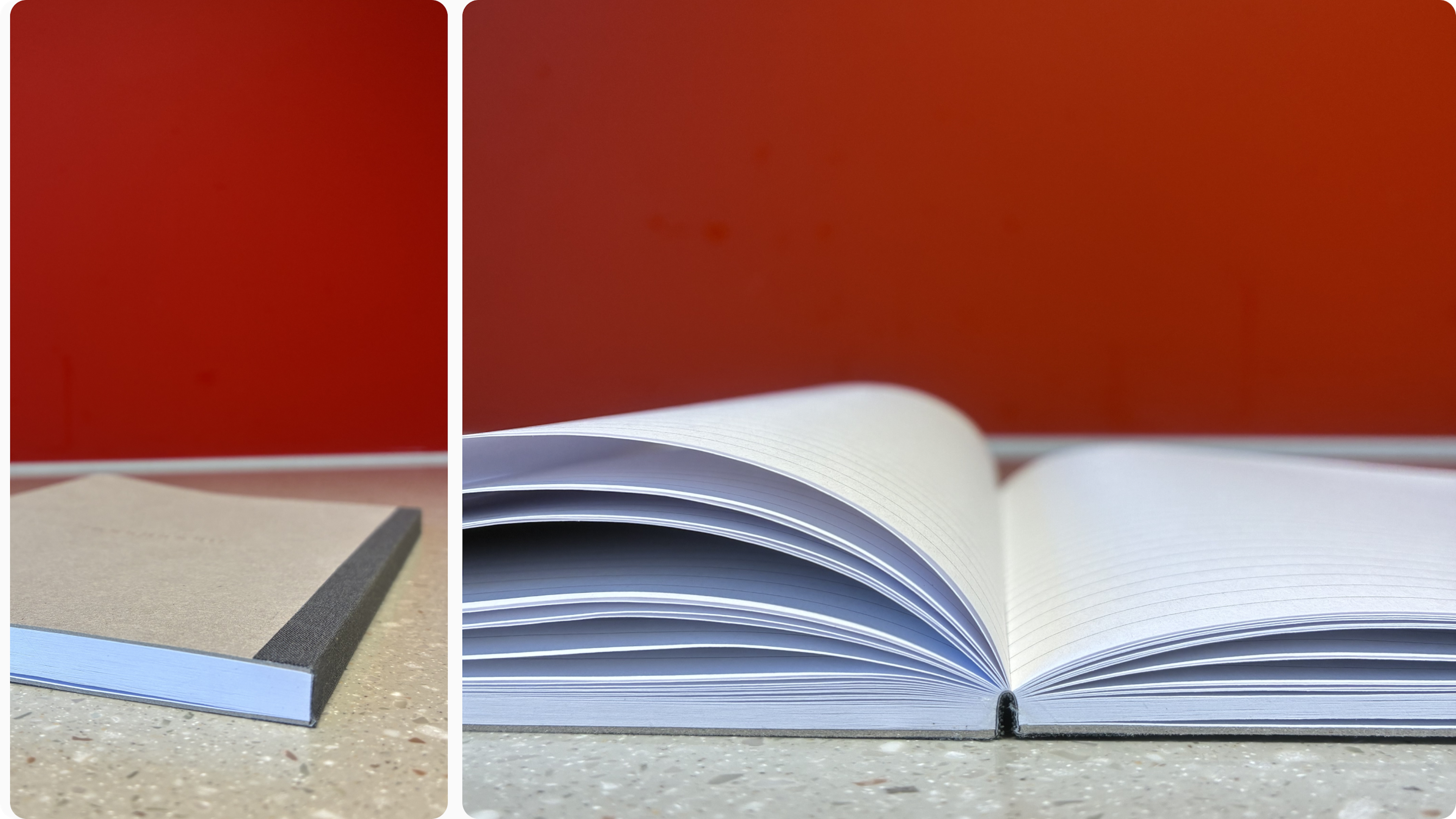 Flaches Notizbuch aus Recyclingpapier, geschlossen und aufgeschlagen auf Tischplatte